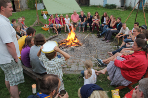 Sitzen ums Lagerfeuer